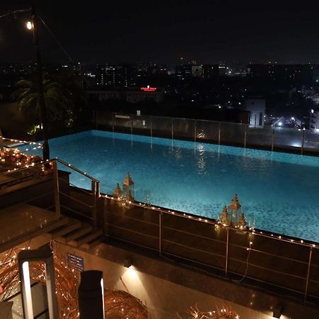 Radisson Blu Mumbai International Airport 호텔 외부 사진 Infinity pool at the 10th floor of the hotel