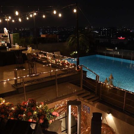 Radisson Blu Mumbai International Airport 호텔 외부 사진 The pool at the rooftop bar