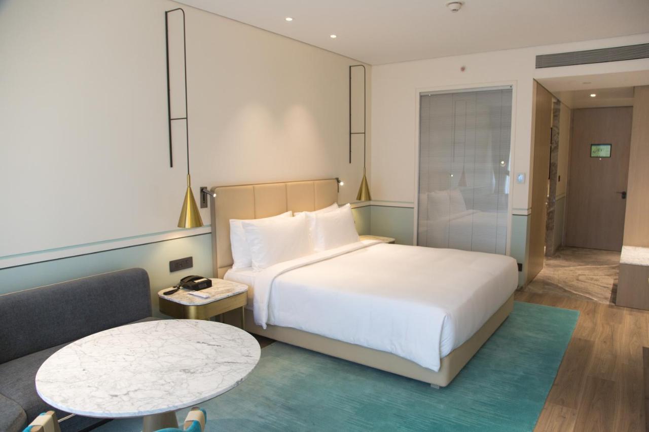 Radisson Blu Mumbai International Airport 호텔 외부 사진 A room at the hotel