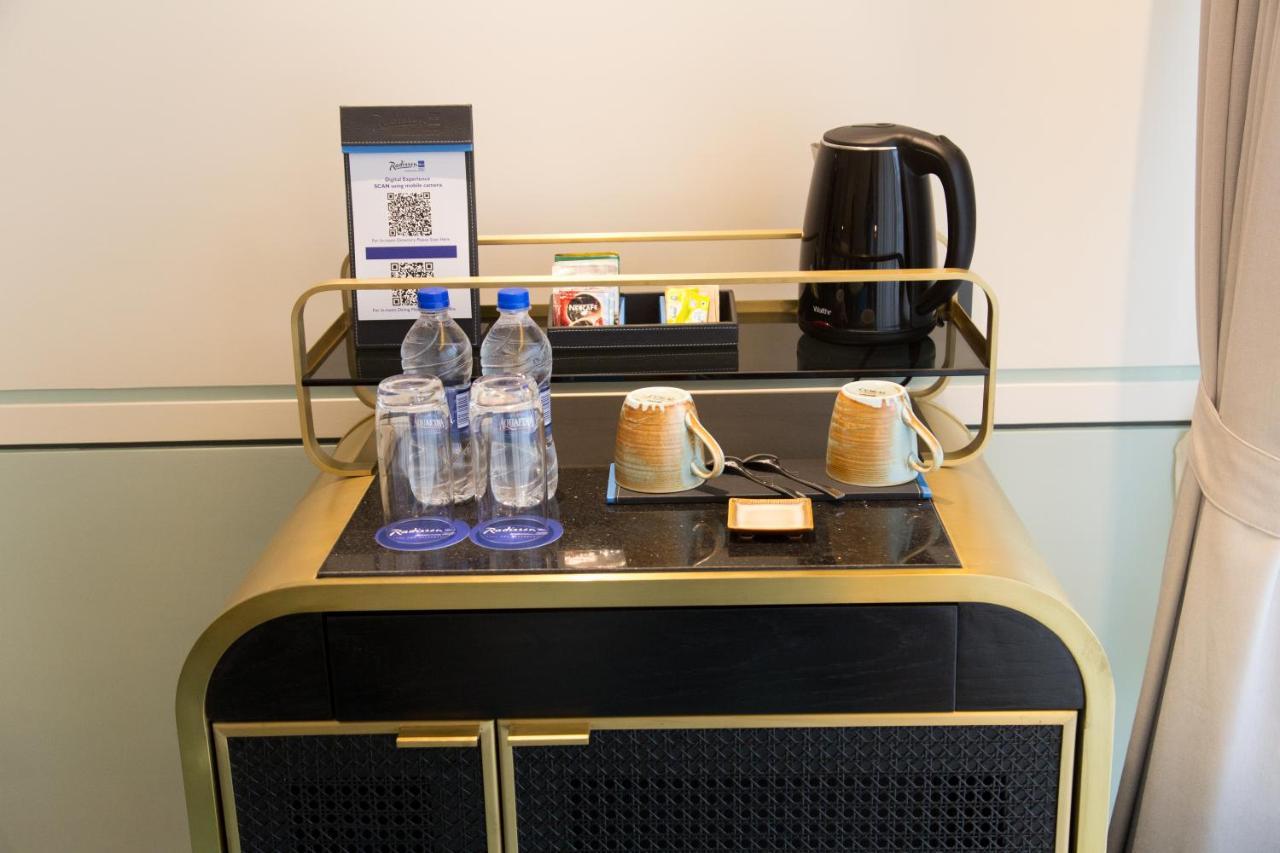 Radisson Blu Mumbai International Airport 호텔 외부 사진 A tea and coffee making trolley in a hotel room