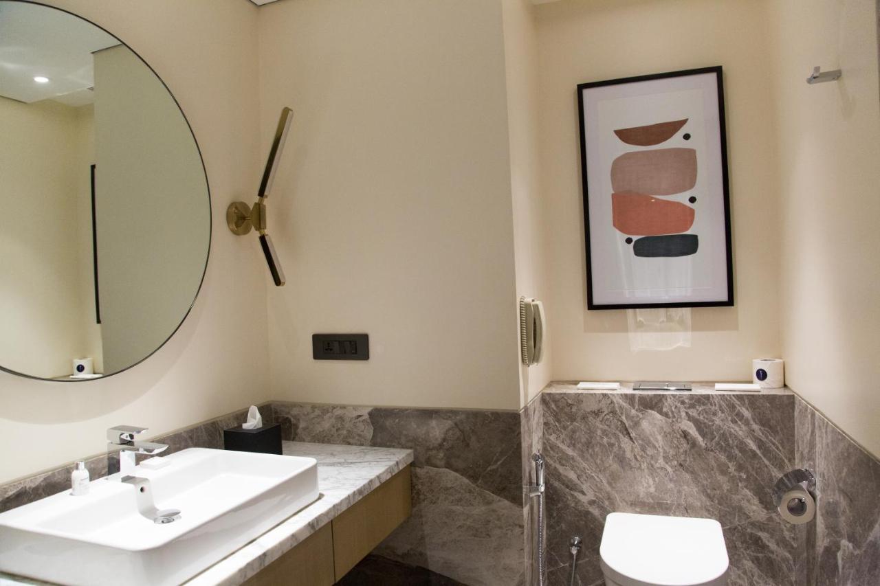 Radisson Blu Mumbai International Airport 호텔 외부 사진 Bathroom