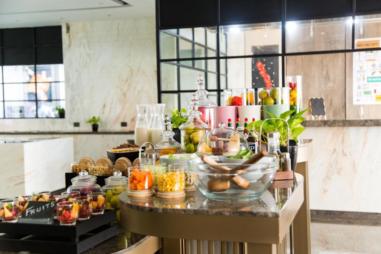 Radisson Blu Mumbai International Airport 호텔 외부 사진 A buffet at a hotel