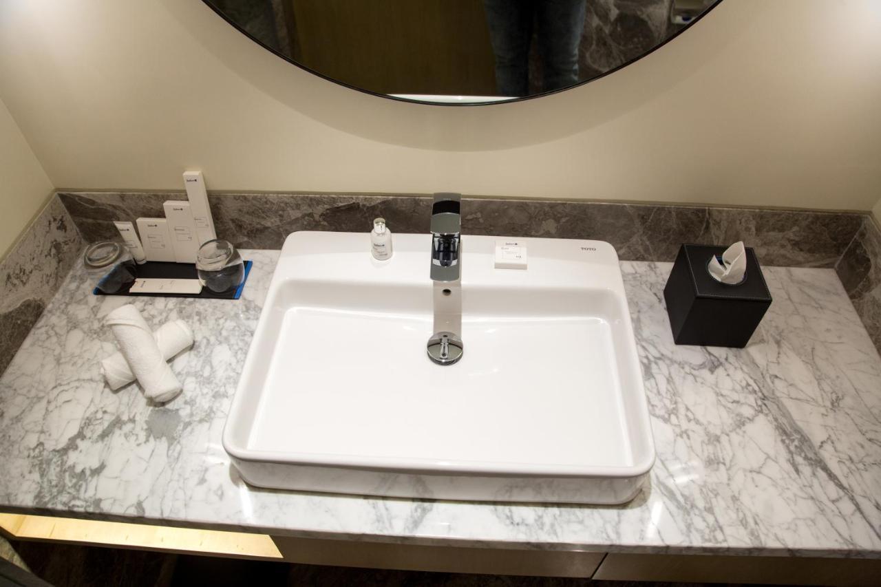 Radisson Blu Mumbai International Airport 호텔 외부 사진 A washbasin