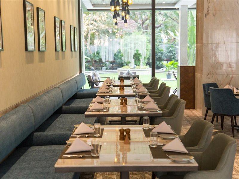 Radisson Blu Mumbai International Airport 호텔 외부 사진 The interior of the restaurant