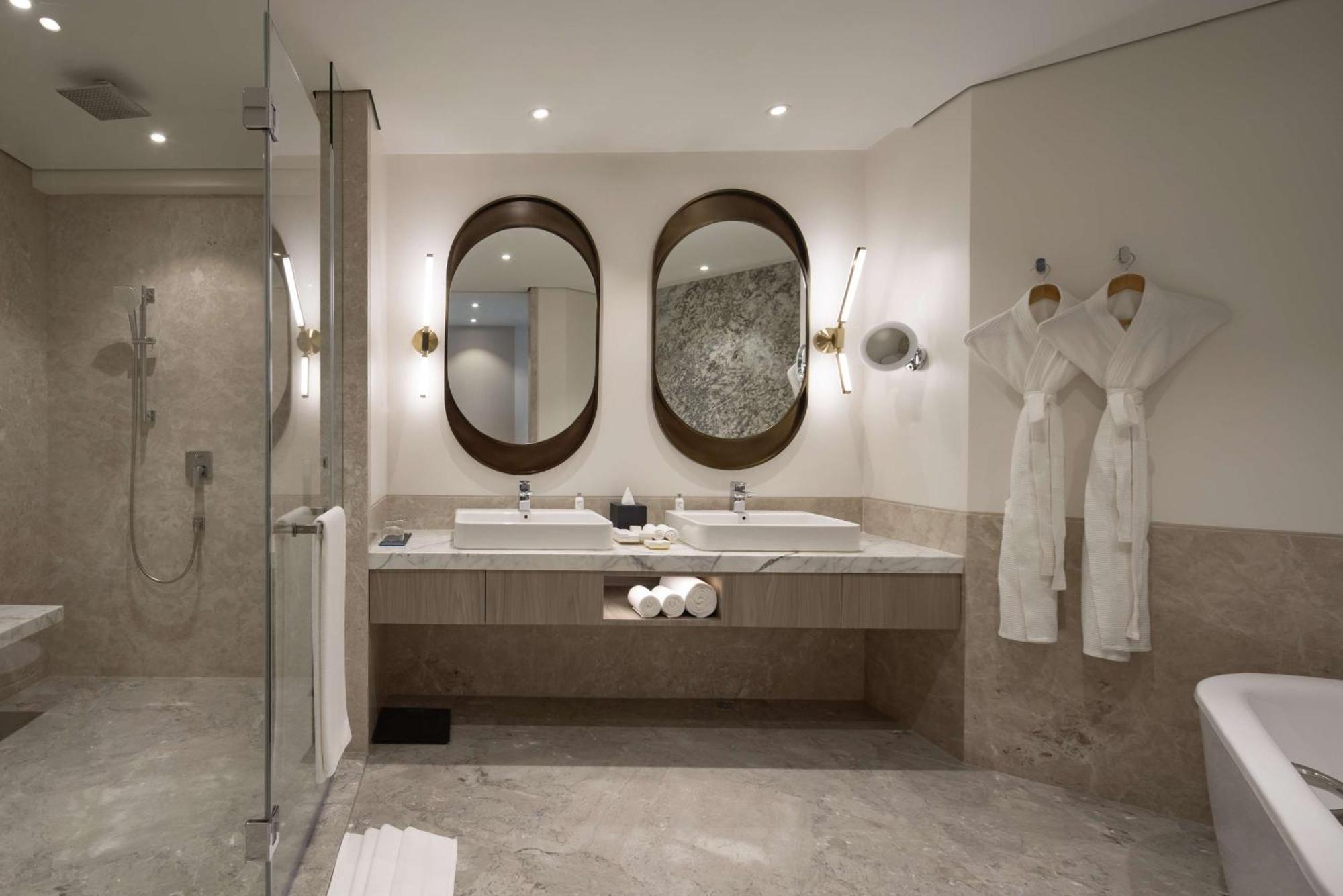 Radisson Blu Mumbai International Airport 호텔 외부 사진 Bathroom