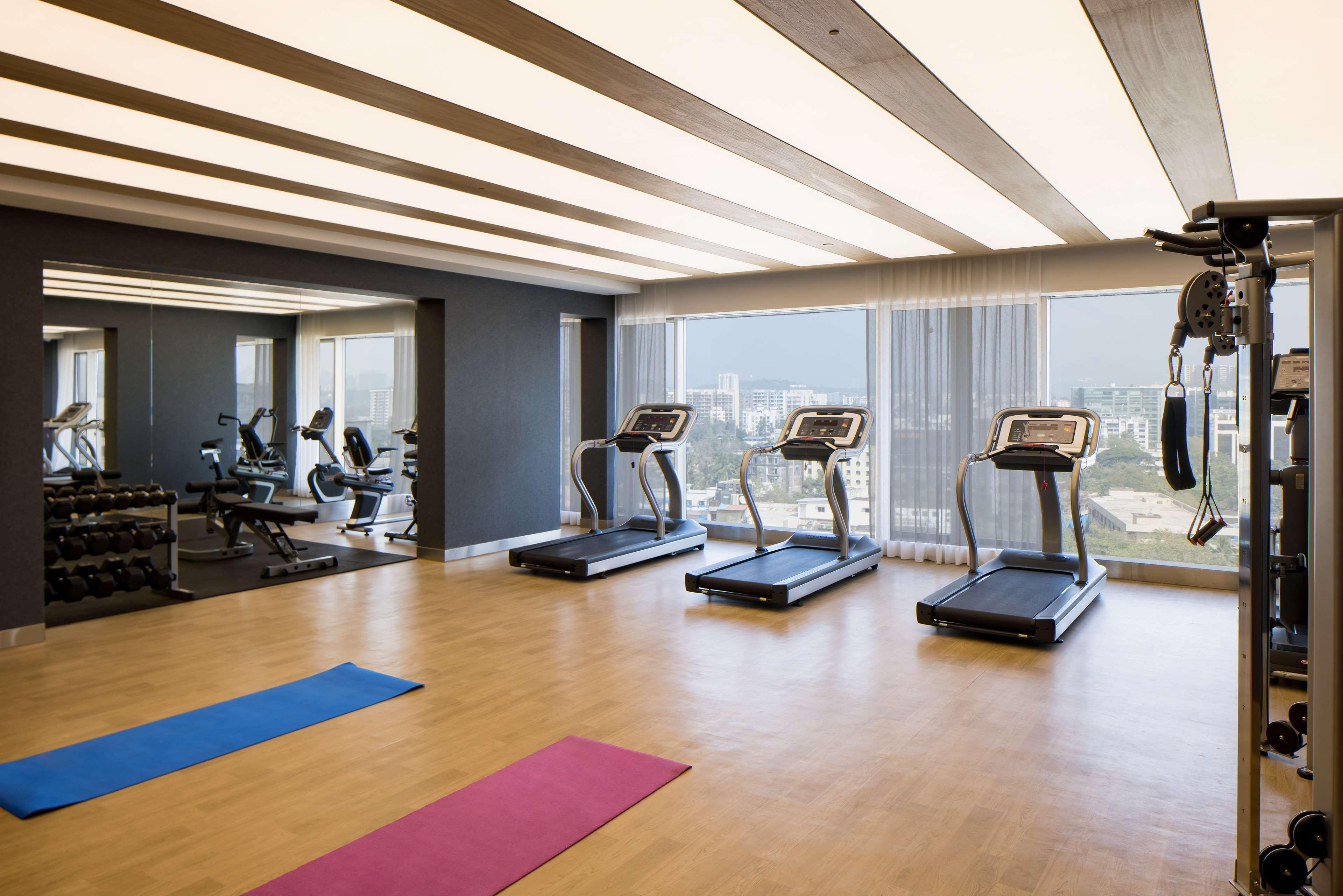 Radisson Blu Mumbai International Airport 호텔 외부 사진 The gym at the hotel