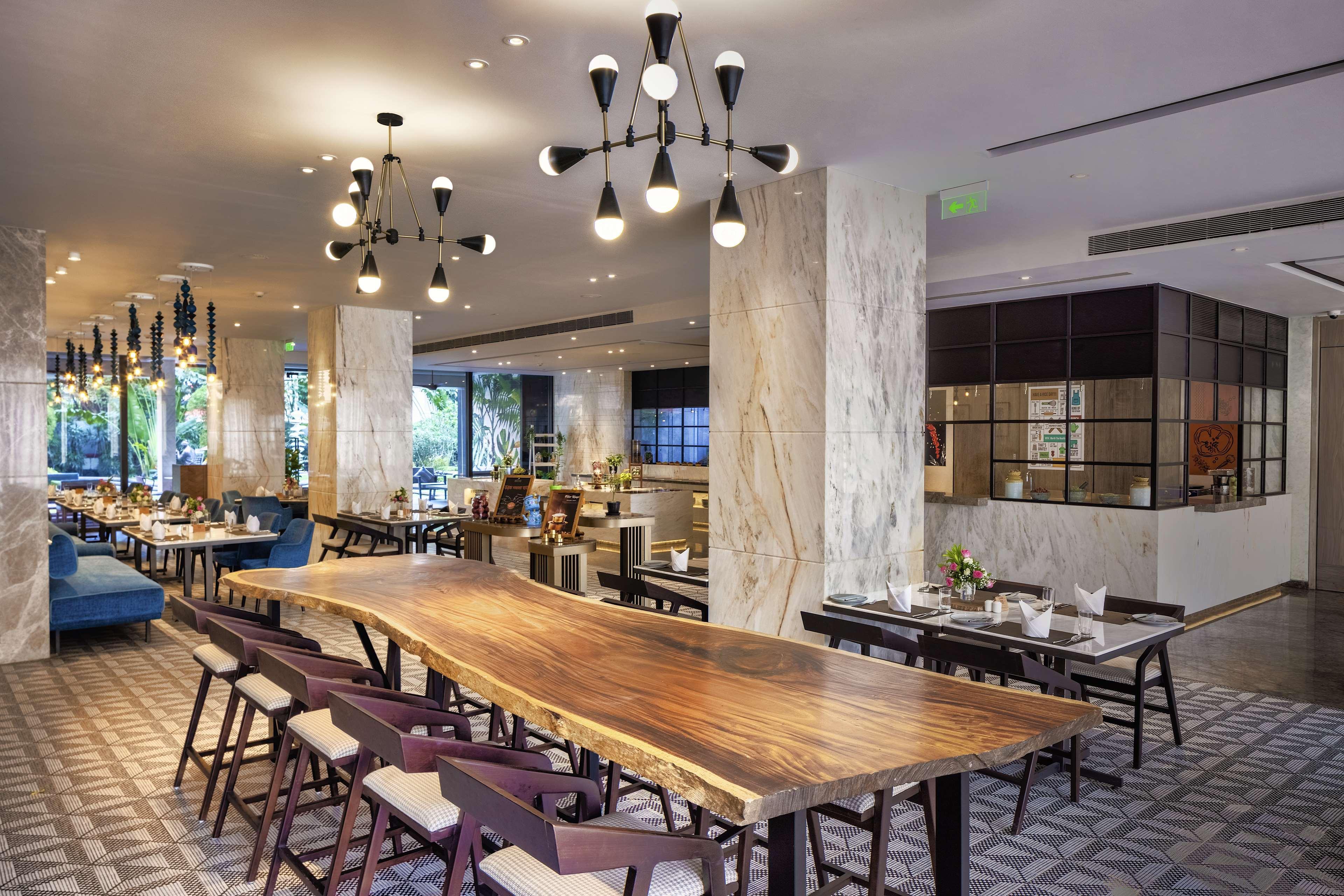 Radisson Blu Mumbai International Airport 호텔 외부 사진 The restaurant