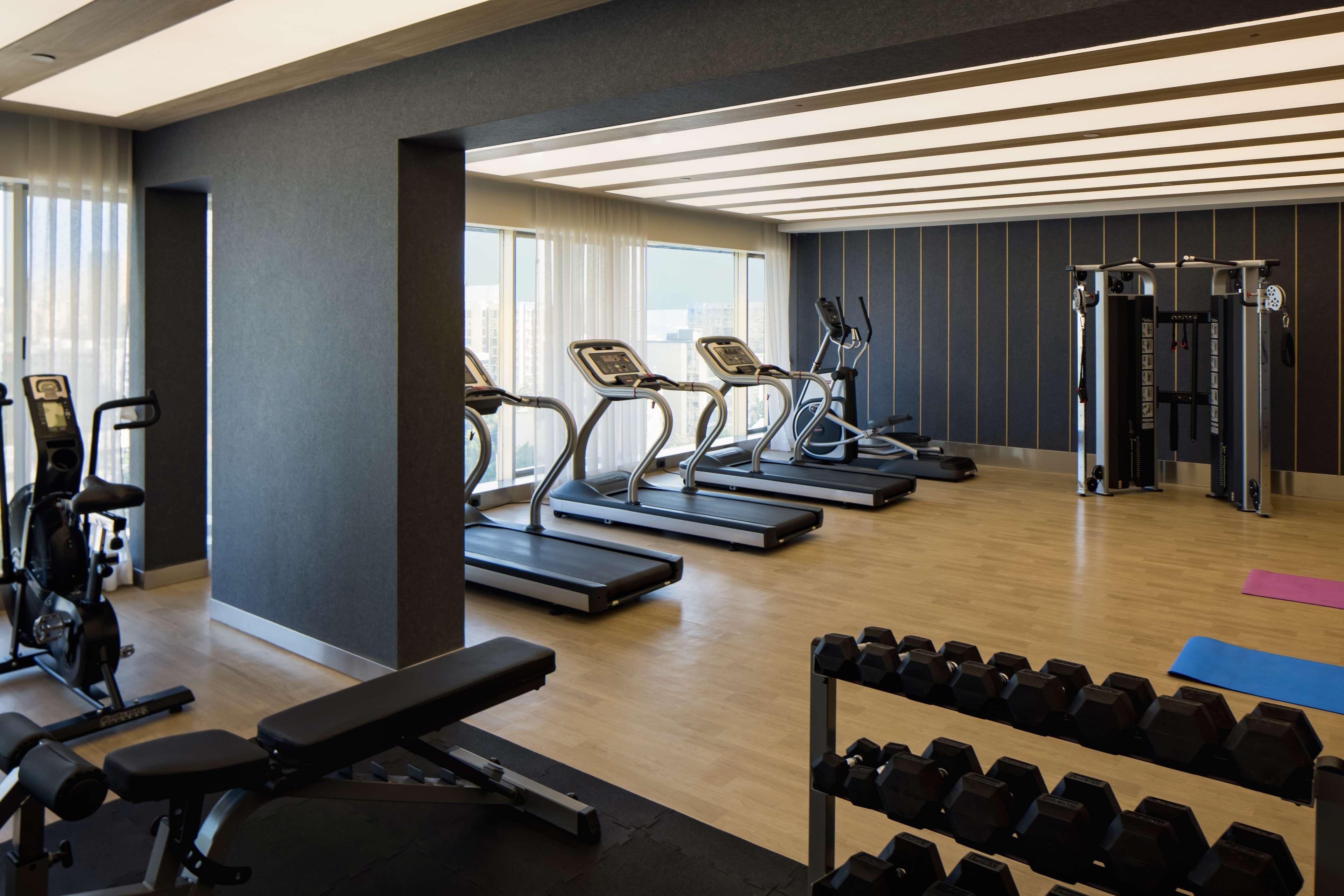 Radisson Blu Mumbai International Airport 호텔 외부 사진 The gym at the hotel