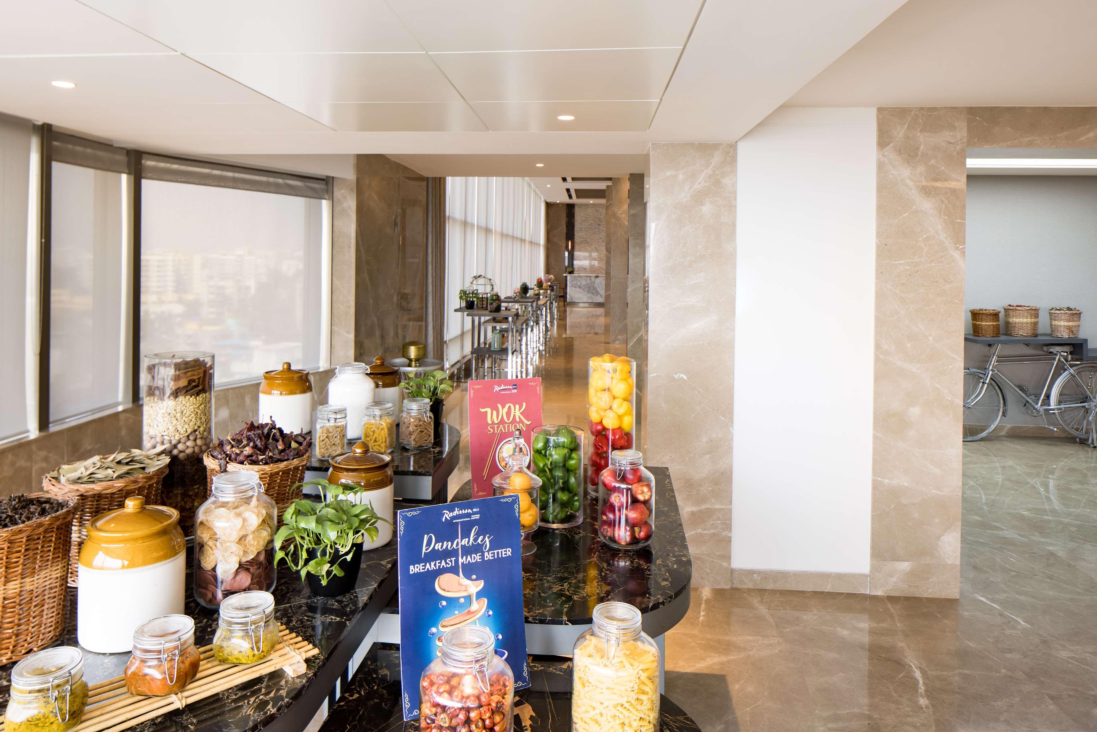 Radisson Blu Mumbai International Airport 호텔 외부 사진 The kitchen of the ship
