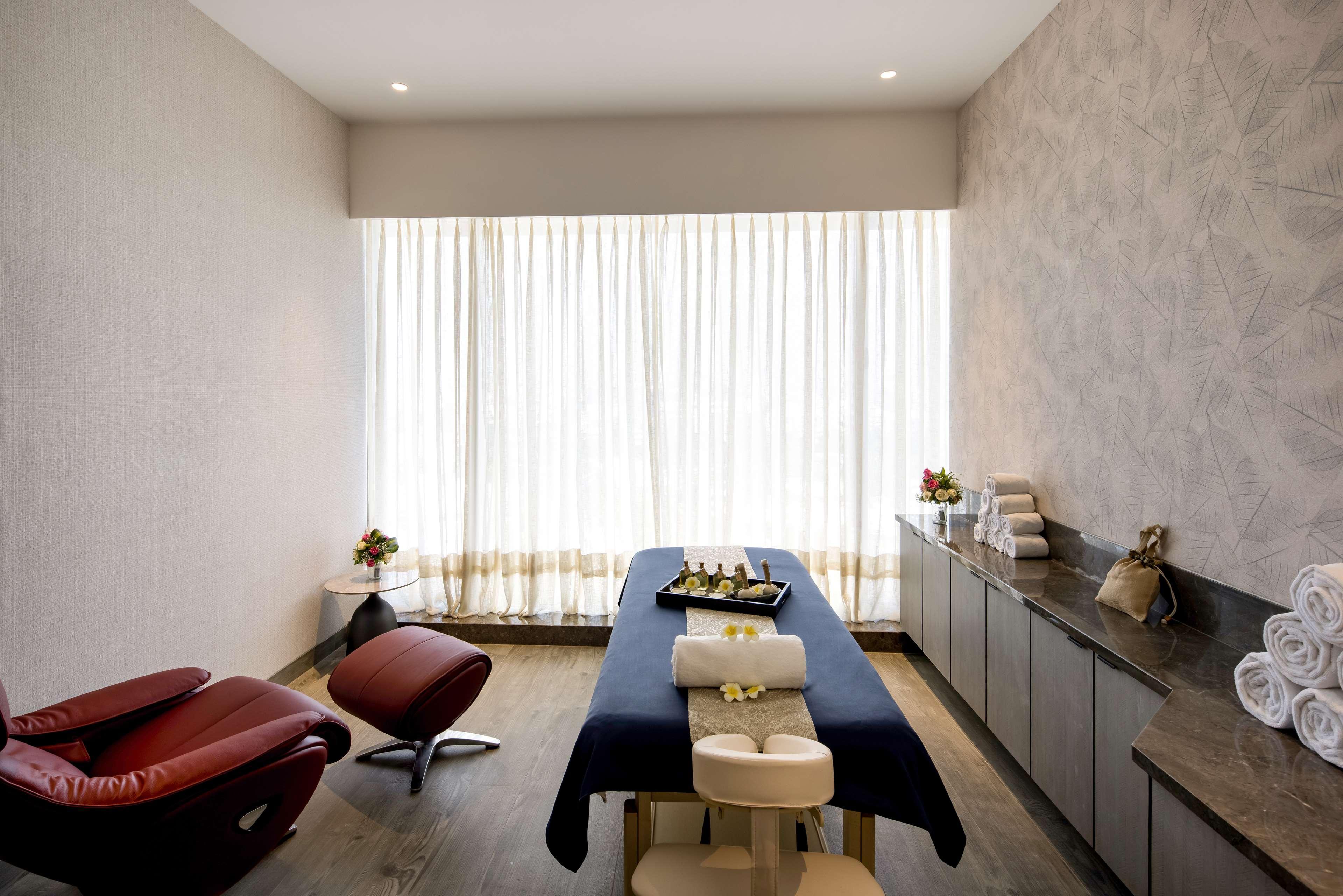 Radisson Blu Mumbai International Airport 호텔 외부 사진 A treatment room at the spa