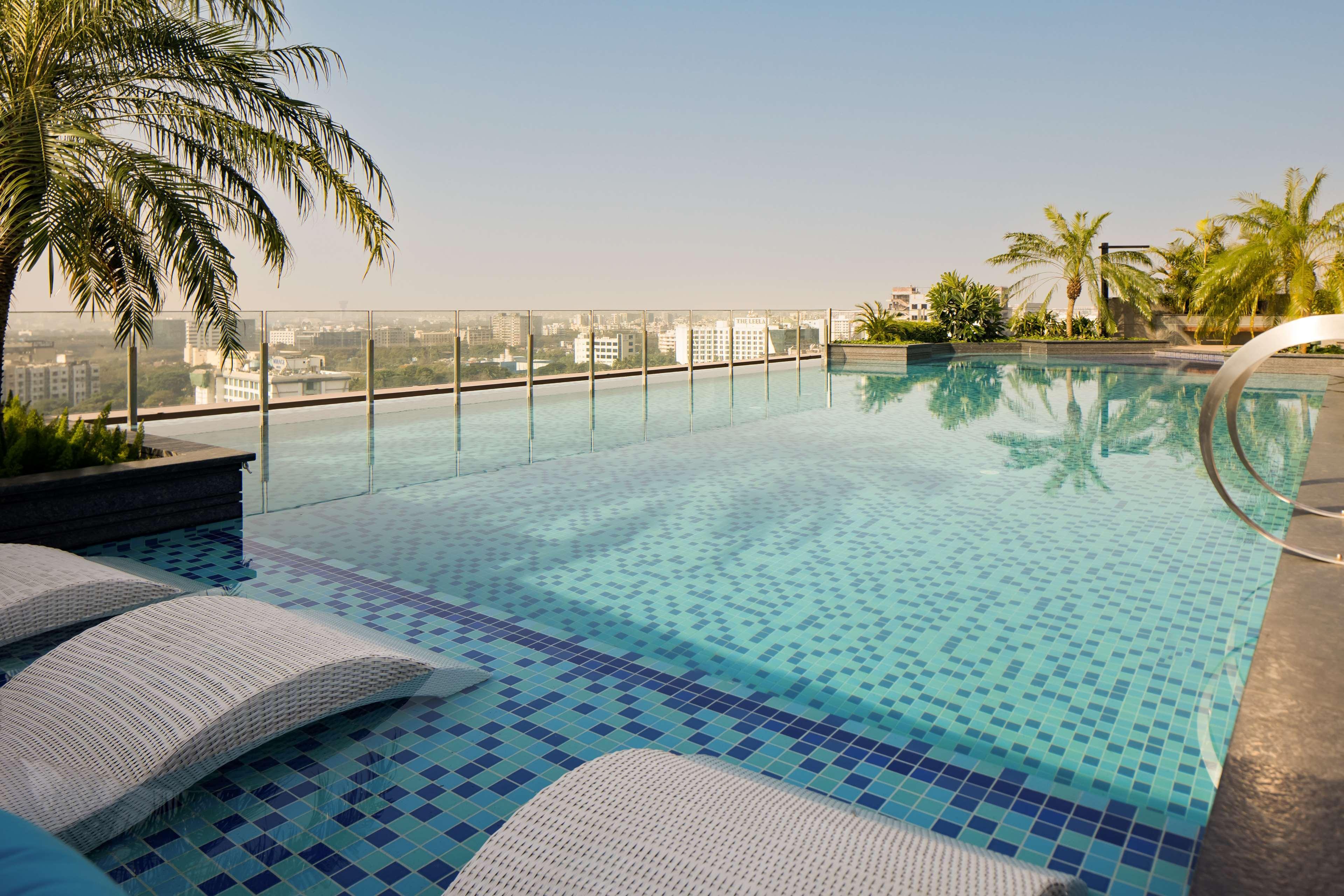 Radisson Blu Mumbai International Airport 호텔 외부 사진 Infinity pool at the Park, Hyderabad