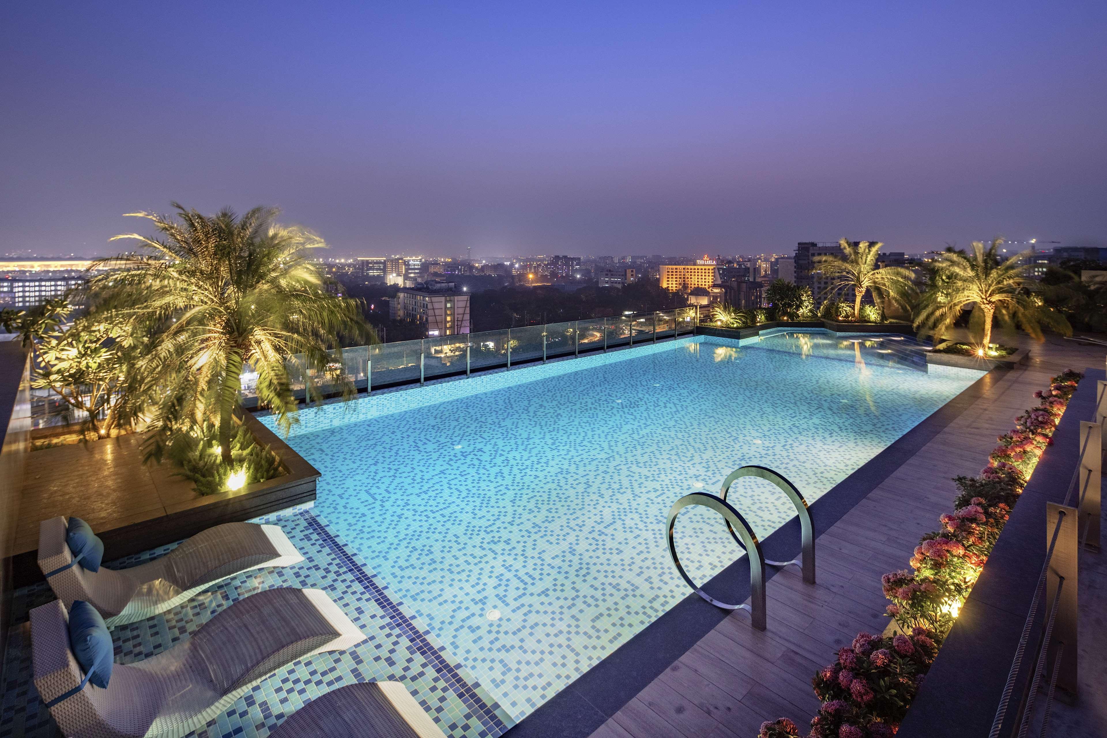 Radisson Blu Mumbai International Airport 호텔 외부 사진 The swimming pool at the rooftop