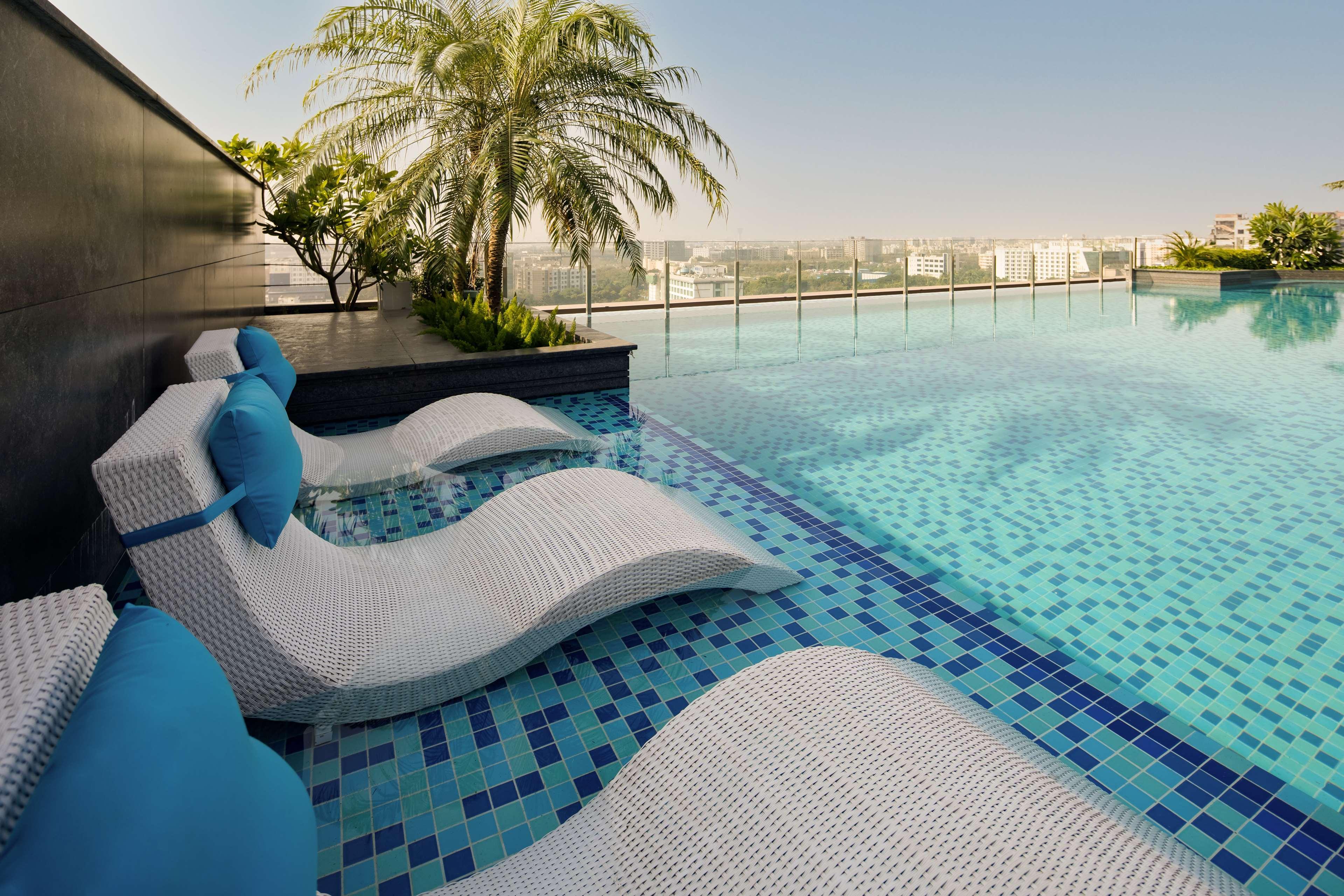 Radisson Blu Mumbai International Airport 호텔 외부 사진 The pool at the Park
