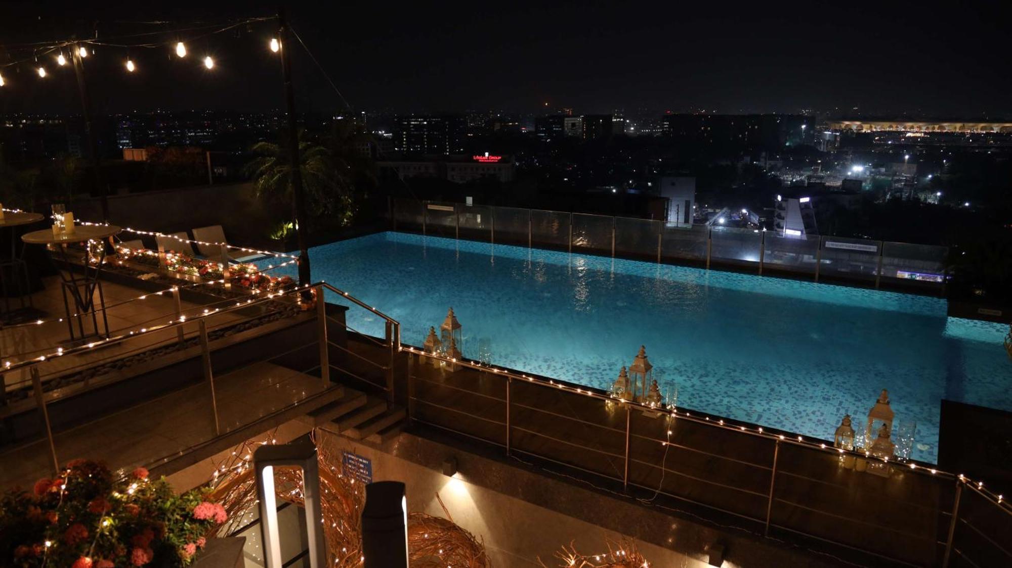 Radisson Blu Mumbai International Airport 호텔 외부 사진 Infinity pool at the 10th floor of the hotel