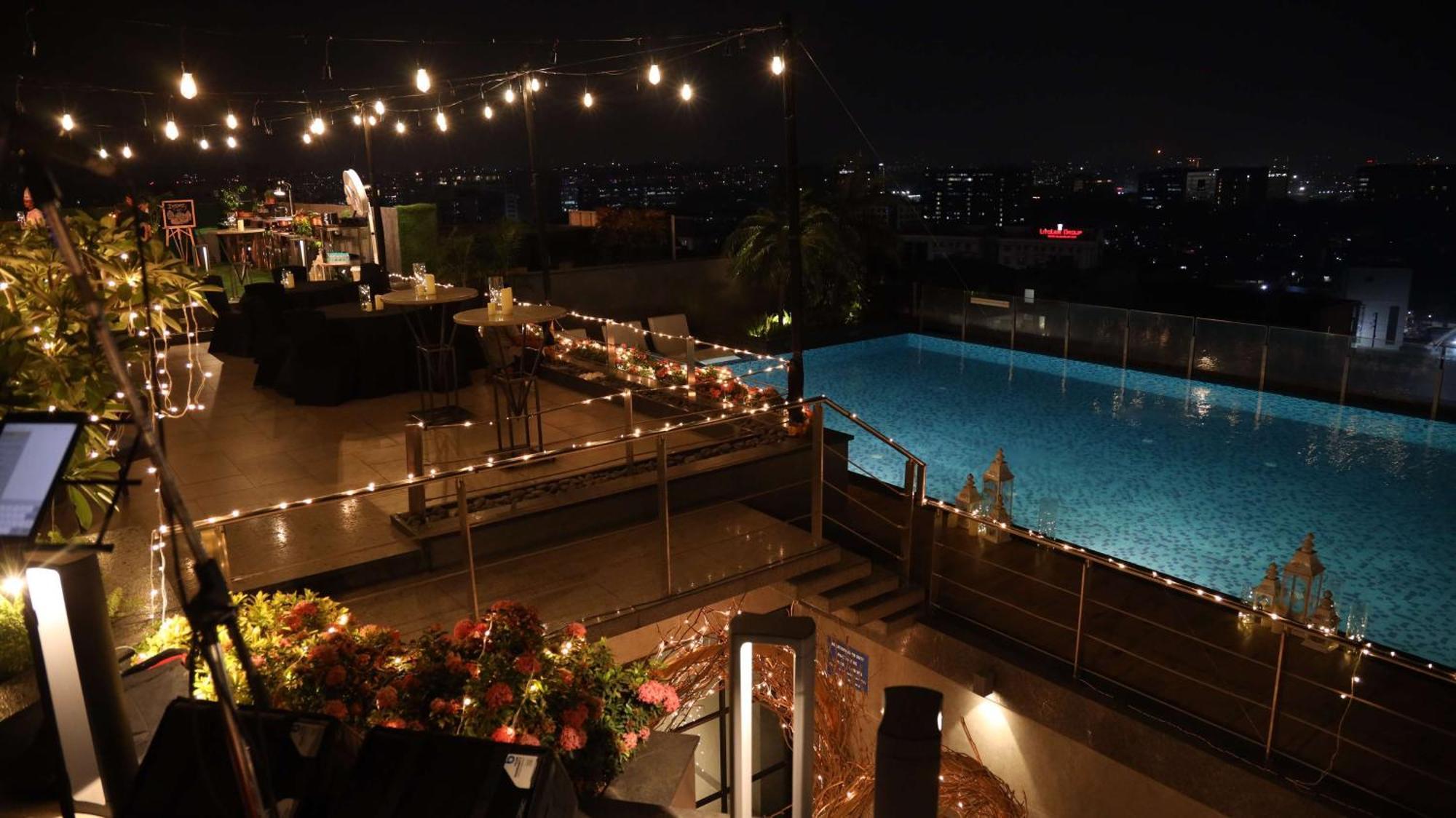 Radisson Blu Mumbai International Airport 호텔 외부 사진 The pool at the rooftop bar